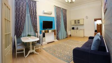 Appartement, balcon | Coin séjour | Télévision à écran plat de 32 pouces avec chaînes par câble, télévision