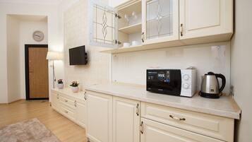 Deluxe Apartment | Private kitchenette | Microwave, electric kettle, cookware/dishes/utensils