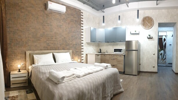 Ropa de cama de alta calidad y caja de seguridad en la habitación 