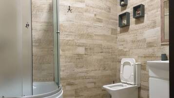 Design Double Room | Bathroom | Separate bathtub and shower, deep-soaking bathtub, free toiletries