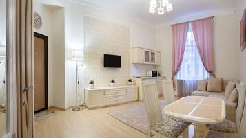 Deluxe Apartment | Living area | 32-inch flat-screen TV with cable channels, TV