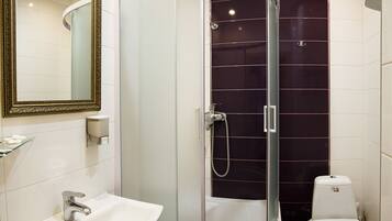 Superior Double Room, Balcony | Bathroom | Separate bathtub and shower, deep-soaking bathtub, free toiletries