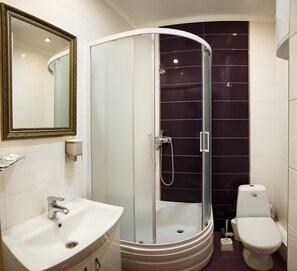 Superior-Doppelzimmer, Balkon | Badezimmer | Badewanne und Dusche (separat), Komfortbadewanne