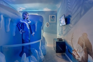 Hus - flera sängar (SR005V: 9 Bed, Frozen, Incredibles, P) | Barnrum