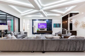 Living room - W318: 9 Bed, Avengers, Aladdin, Superhero Arcade (Kissimmee)