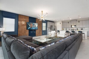 House, Multiple Beds (SR015V: 9 Bed, Treehouse, Avengers, P) | Living room | TV, table football, ping pong - Sr015v: 9 Bed, Treehouse, Avengers, Ping Pong by Villatel (Kissimmee)