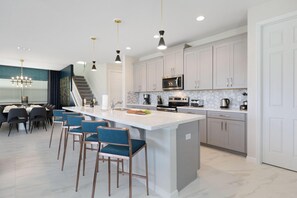 House, Multiple Beds (SR016V: 9 Bed, Social Media, Pandora,) | Private kitchen