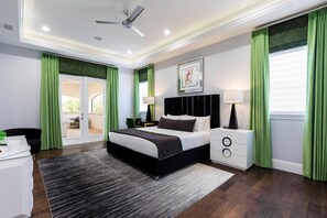 House, Multiple Beds (W001: 10 Bed, London-Themed, SpongeBo)