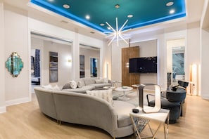 House, Multiple Beds (W001: 10 Bed, London-Themed, SpongeBo) | Living room