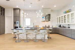 House, Multiple Beds (W001: 10 Bed, London-Themed, SpongeBo) | Private kitchen