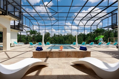 W001: 10 Bed, London-themed, Spongebob, Secret VR Room