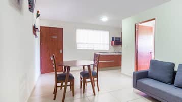 Deluxe Double Room | In-room dining