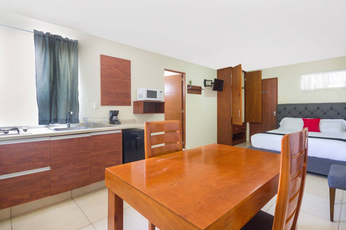 Phòng Suite Tiêu chuẩn, 1 giường cỡ queen | 1 phòng ngủ, bộ đồ giường cao cấp, bàn ủi/dụng cụ ủi quần áo
