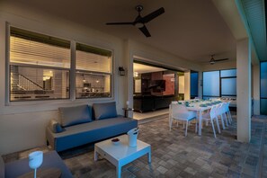 House, Multiple Beds (SR012V: 8 Bed, Pandora, Dinosaur Fun,) | Living room | TV, foosball, table tennis - Sr012v: 8 Bed, Pandora, Dinosaur Fun, Ping Pong, Shuffle Board (Kissimmee)