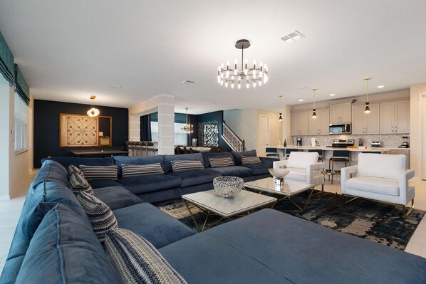 Talo, useita sänkyjä (SR012V: 8 Bed, Pandora, Dinosaur Fun,) | Olohuone | Televisio, pöytäjalkapallopöytä, pöytätennispöytä