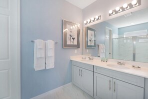 House, Multiple Beds (SR009V: 8 Bed, Moana, Harry Potter, P) | Bathroom