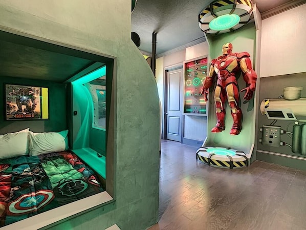 Maison, plusieurs lits (W002: 6 Bed, Minions, Iron Man, 3rd F)