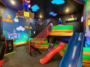Maison, plusieurs lits (W002: 6 Bed, Minions, Iron Man, 3rd F) | Espace pour enfants
