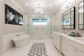 Nhà, nhiều giường (W002: 6 Bed, Minions, Iron Man, 3rd F) | Phòng tắm