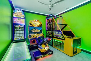 House, Multiple Beds (SR022V: 8 Bed, Avengers, Princesses, ) | Games room