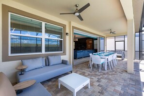 Huis, meerdere bedden (SR019V: 8 Bed, Social Media, Minions,) | Balkon