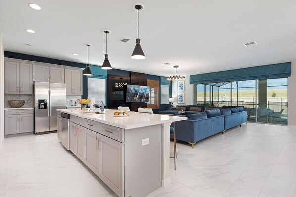 Living room - Sr019v: 8 Bed, Social Media, Minions, Pool, Shuffle Board (Kissimmee)