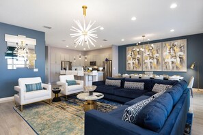 Hus - flera sängar (ST005V: 10 Bed, Avengers, Toy Story) | Vardagsrum | Platt-tv, eldstad, tv-spel och bordsfotboll