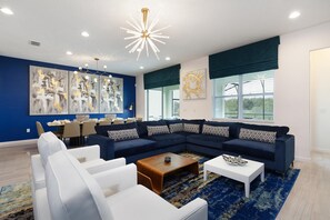 Living room - St012v: 10 Bed, Dinosaurs, Minions (Davenport)