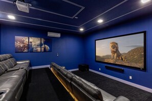 House, Multiple Beds (ST014V: 10 Bed, Moana, Star Wars) | Theatre show