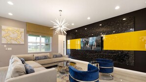 House, Multiple Beds (ST014V: 10 Bed, Moana, Star Wars) | Living room - St014v: 10 Bed, Moana, Star Wars (Davenport)