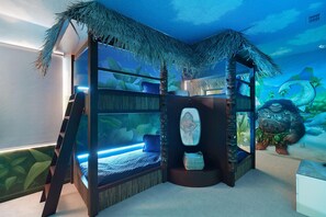 House, Multiple Beds (ST014V: 10 Bed, Moana, Star Wars)