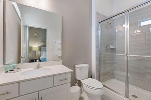 House, Multiple Beds (ST015V: 10 Bed, Star Wars, Finding Ne) | Bathroom