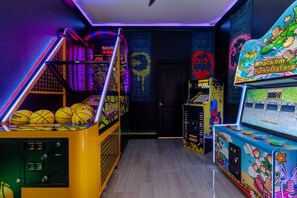 House, Multiple Beds (ST015V: 10 Bed, Star Wars, Finding Ne) | Game room