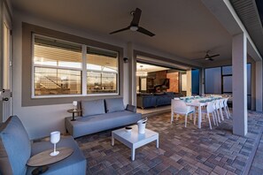 House, Multiple Beds (SR023V: 9 Bed, Nintendo, Princesses, ) | Balcony