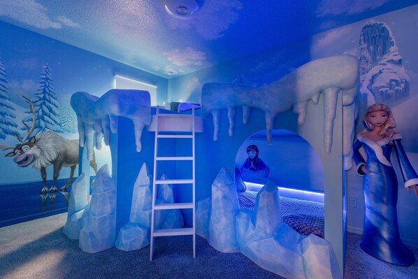 Ferienhaus, Mehrere Betten (SR024V: 8 Bed, Frozen, Incredibles, P) | Kinderbereich
