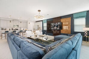 Huis, meerdere bedden (SR024V: 8 Bed, Frozen, Incredibles, P) | Woonkamer | Een televisie, tafelvoetbal en een tafeltennistafel