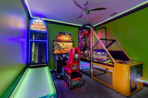 Ferienhaus, Mehrere Betten (SR024V: 8 Bed, Frozen, Incredibles, P) | Spielezimmer