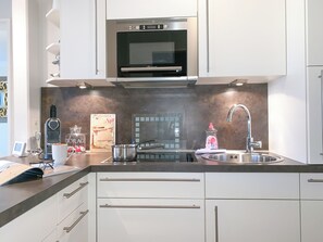 Køleskab, mikrobølgeovn, kogeplade, opvaskemaskine