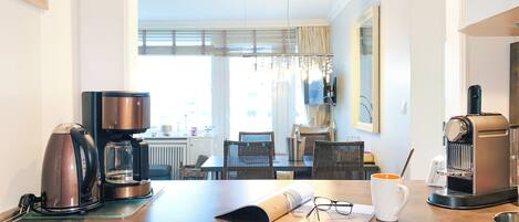 Kühlschrank, Mikrowelle, Herdplatte, Geschirrspüler