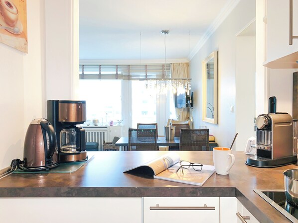 Køleskab, mikrobølgeovn, kogeplade, opvaskemaskine