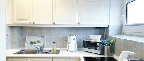 Fridge, microwave, stovetop, dishwasher