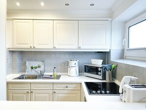 Køleskab, mikrobølgeovn, kogeplade, opvaskemaskine