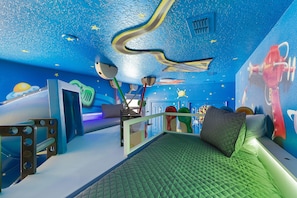 House, Multiple Beds (ST009V: 10 Bed, Toy Room, Basketball) | 10 bedrooms, WiFi - St009v: 10 Bed, Toy Room, Basketball (Davenport)
