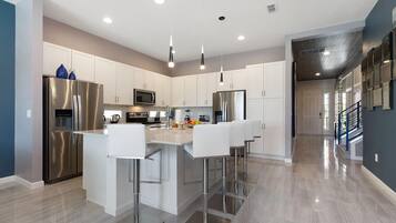 Rumah, Beberapa Tempat Tidur (ST009V: 10 Bed, Toy Room, Basketball) | Dapur pribadi | Microwave, oven, mesin pencuci piring, dan mesin pembuat kopi/teh