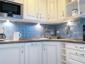 Køleskab, mikrobølgeovn, kogeplade, opvaskemaskine