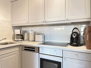 Kjøleskap, mikrobølgeovn, ovn og kokeplater