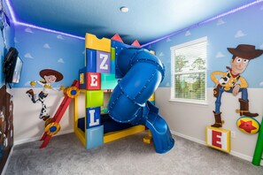 Hus - flera sängar (SR007V: 9 Bed, Star Wars, Toy Story, ) | Barnområde