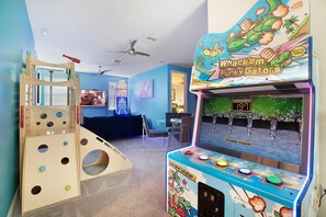 House, Multiple Beds (SR008V: 9 Bed, Hunger Games, Toy Stor) | Games room