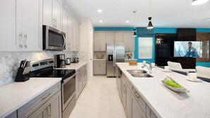 Unclassified image, 4 of 40, button - Sr008v: 9 Bed, Hunger Games, Toy Story, Ping Pong (Kissimmee)