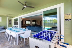 House, Multiple Beds (SR008V: 9 Bed, Hunger Games, Toy Stor) | Games room